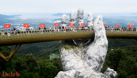 Golden Hands Bridge Ba Na Hiil